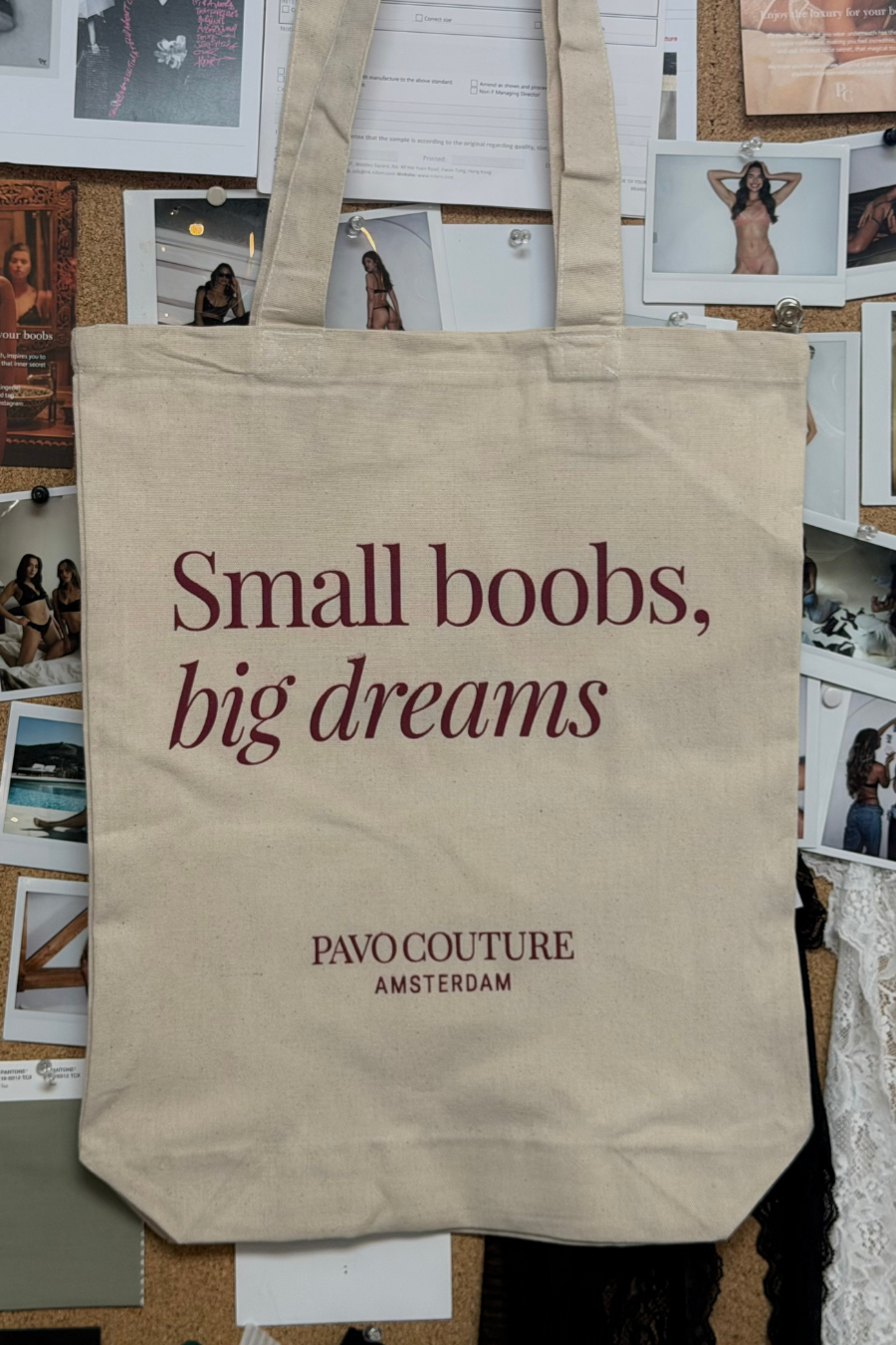 pavo tote bag met collage bord erachter