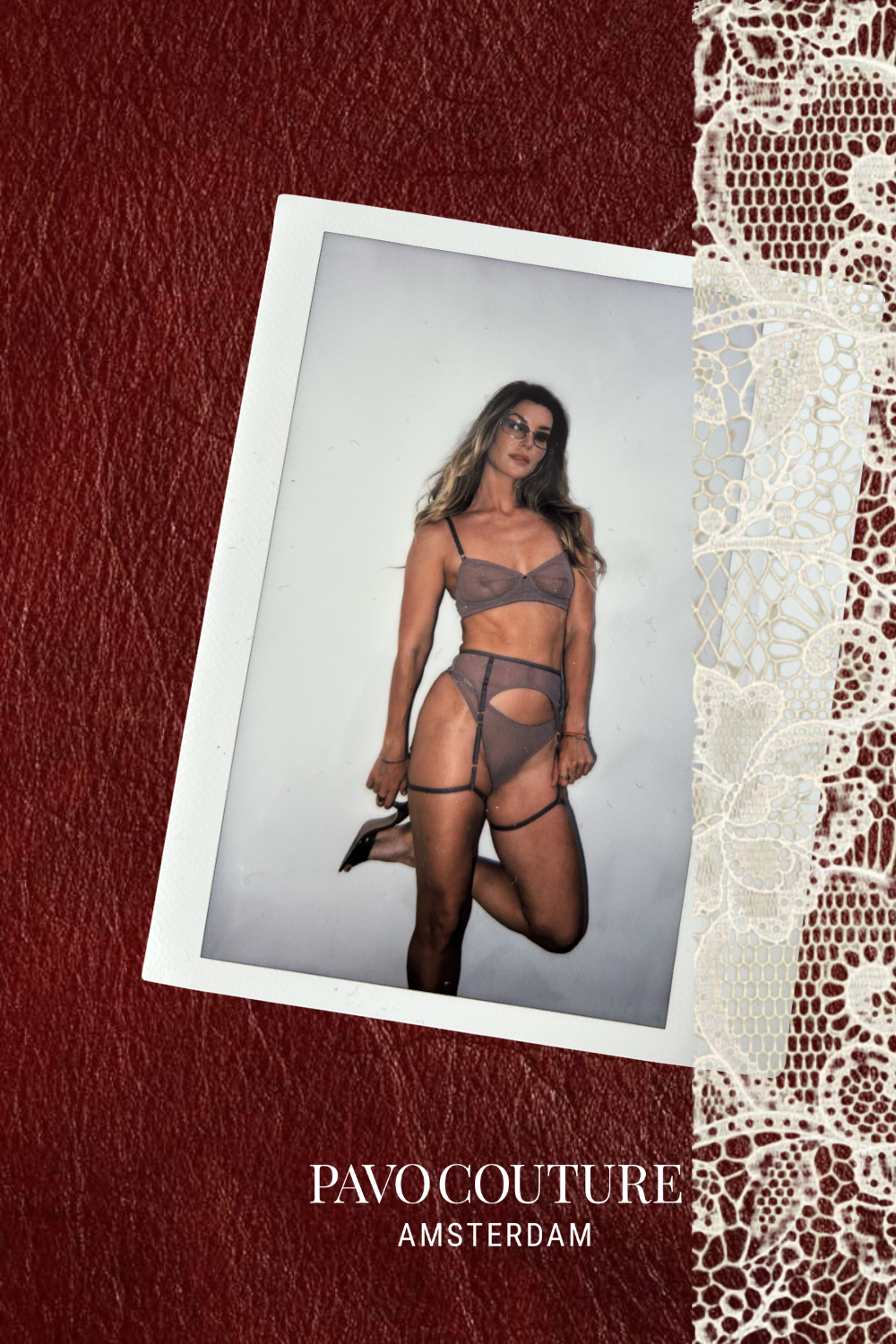 taupe mesh lingerie set met zonnebril en hakken en jarretels op leren achtergrond