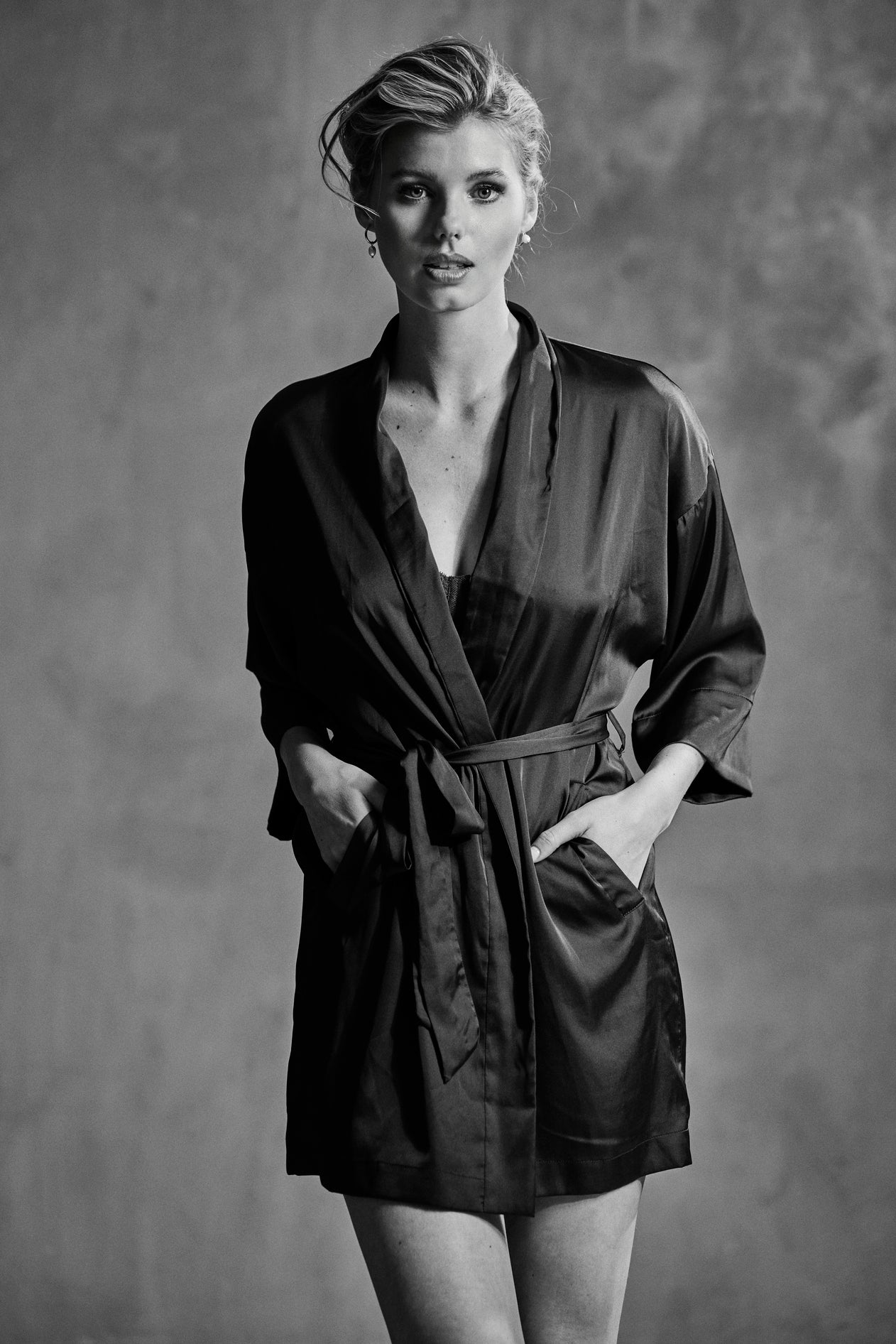 model in zwarte kimono