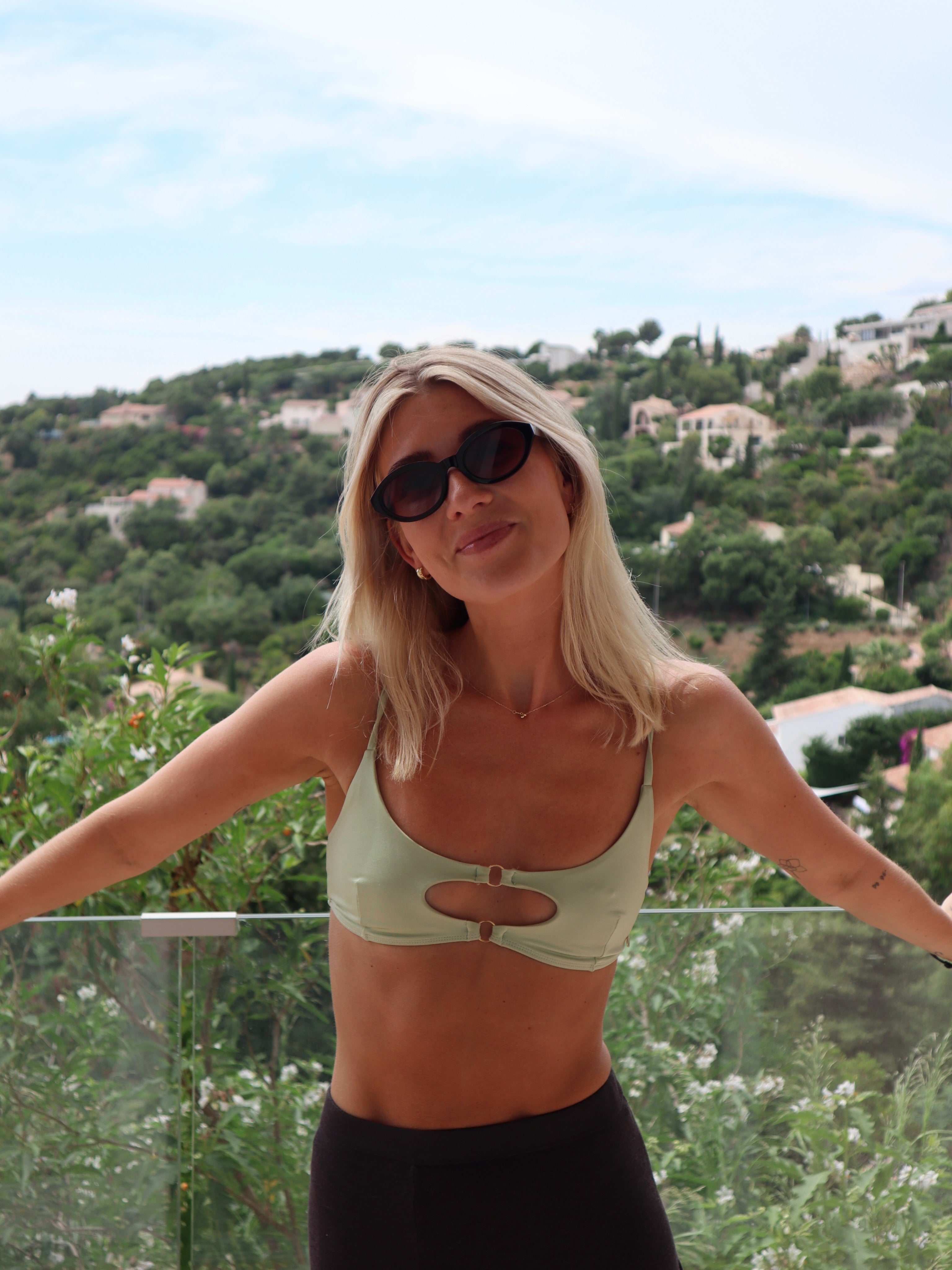 daphne van kaam in bikini mintgroen van pavo couture met ringen