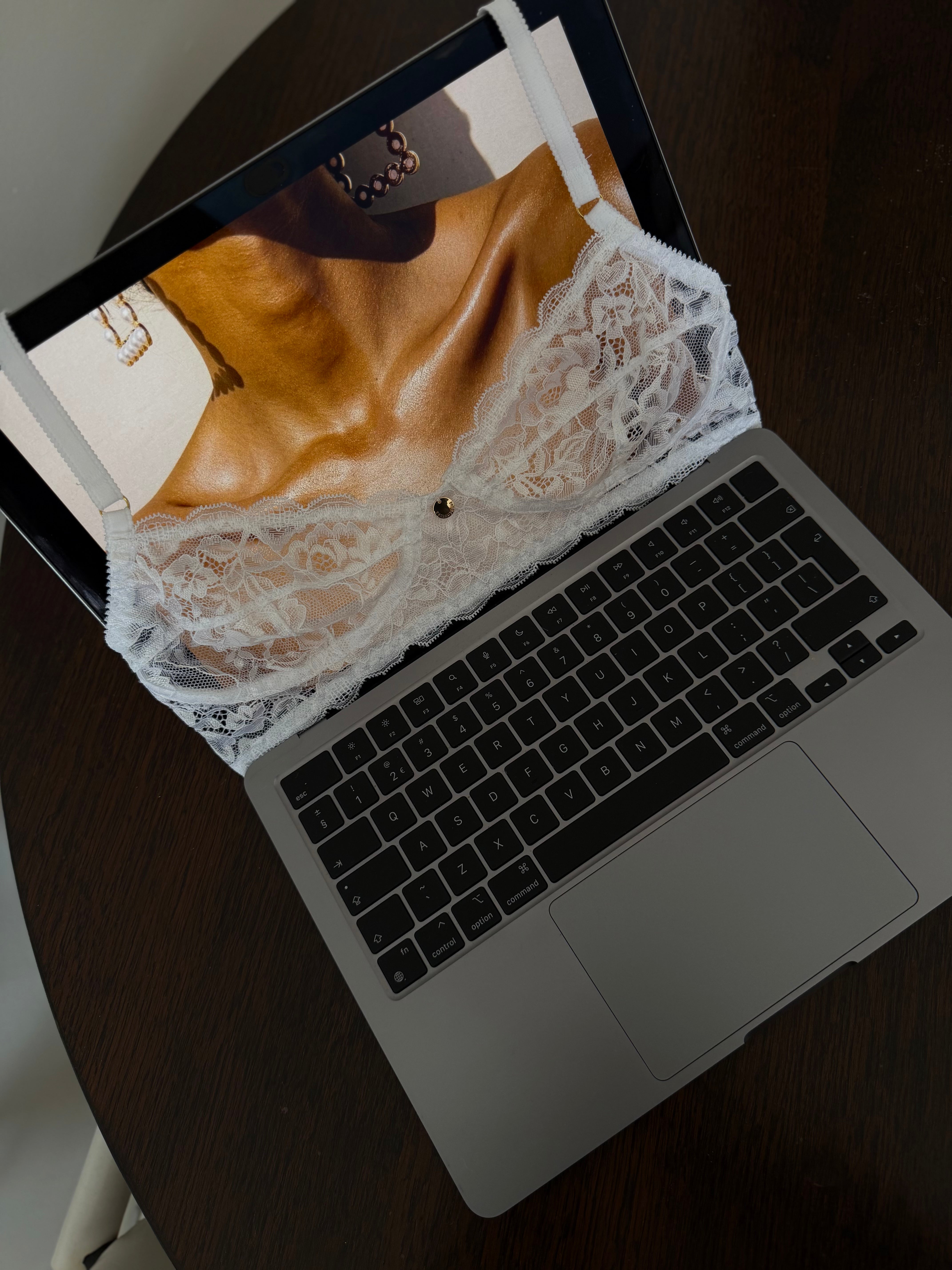 witte kanten bralette op aesthetic computer plaatje