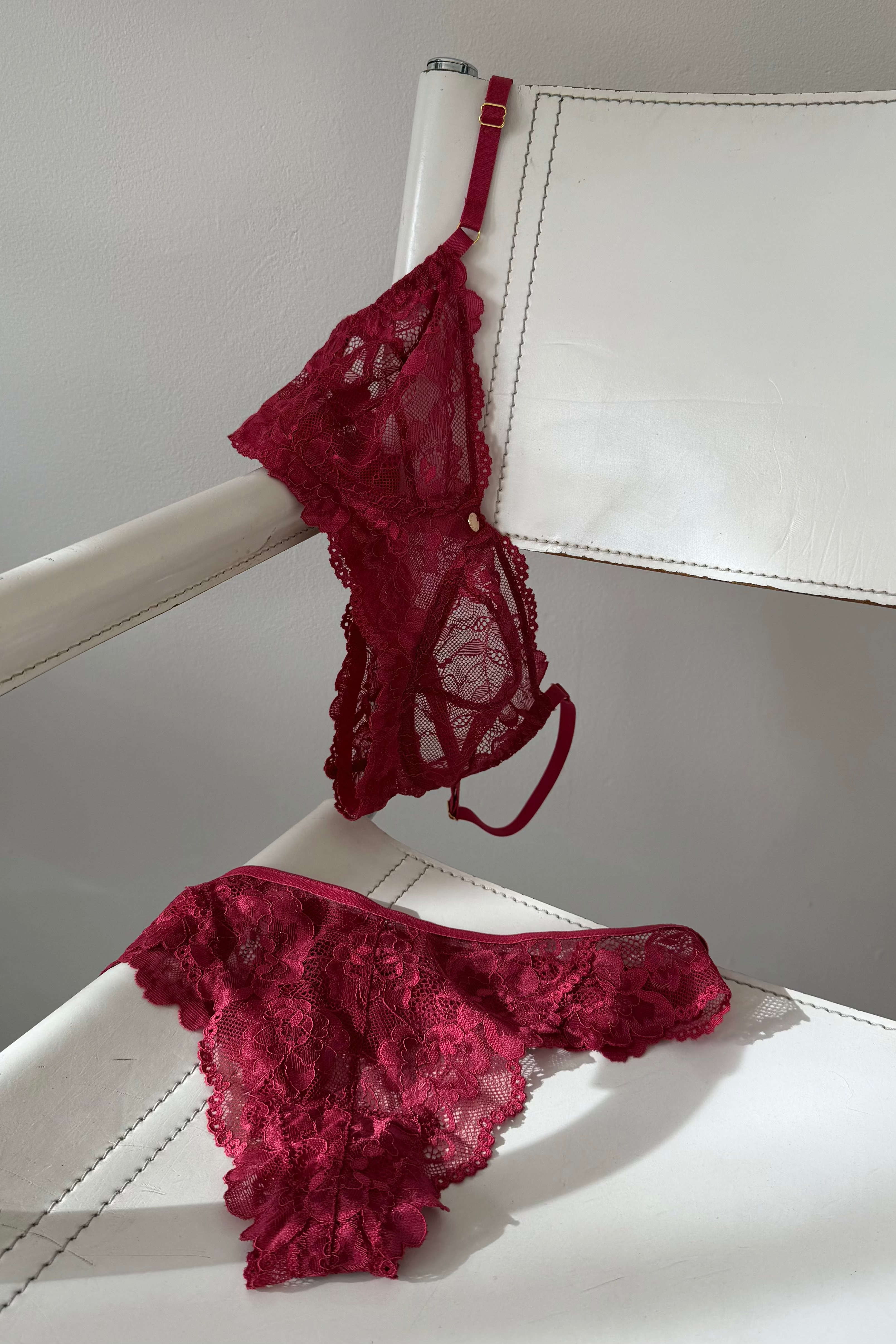 witte stoel met rode kanten lingerie set