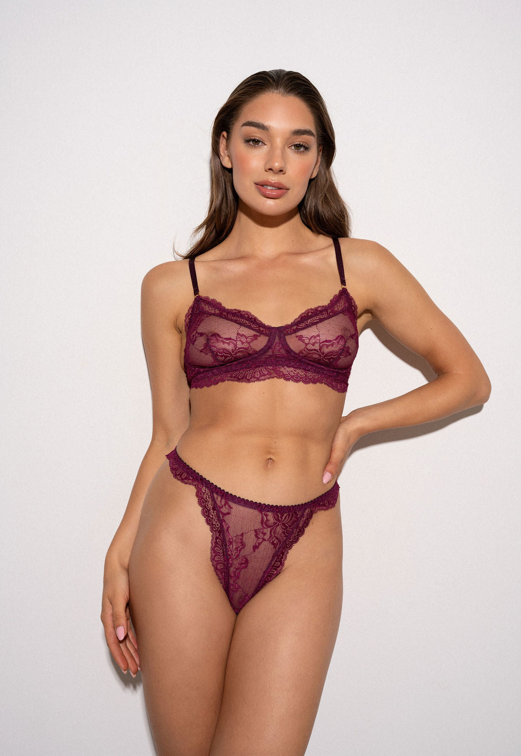 model in bordeaux lingerie set van kant met bralette bh en string