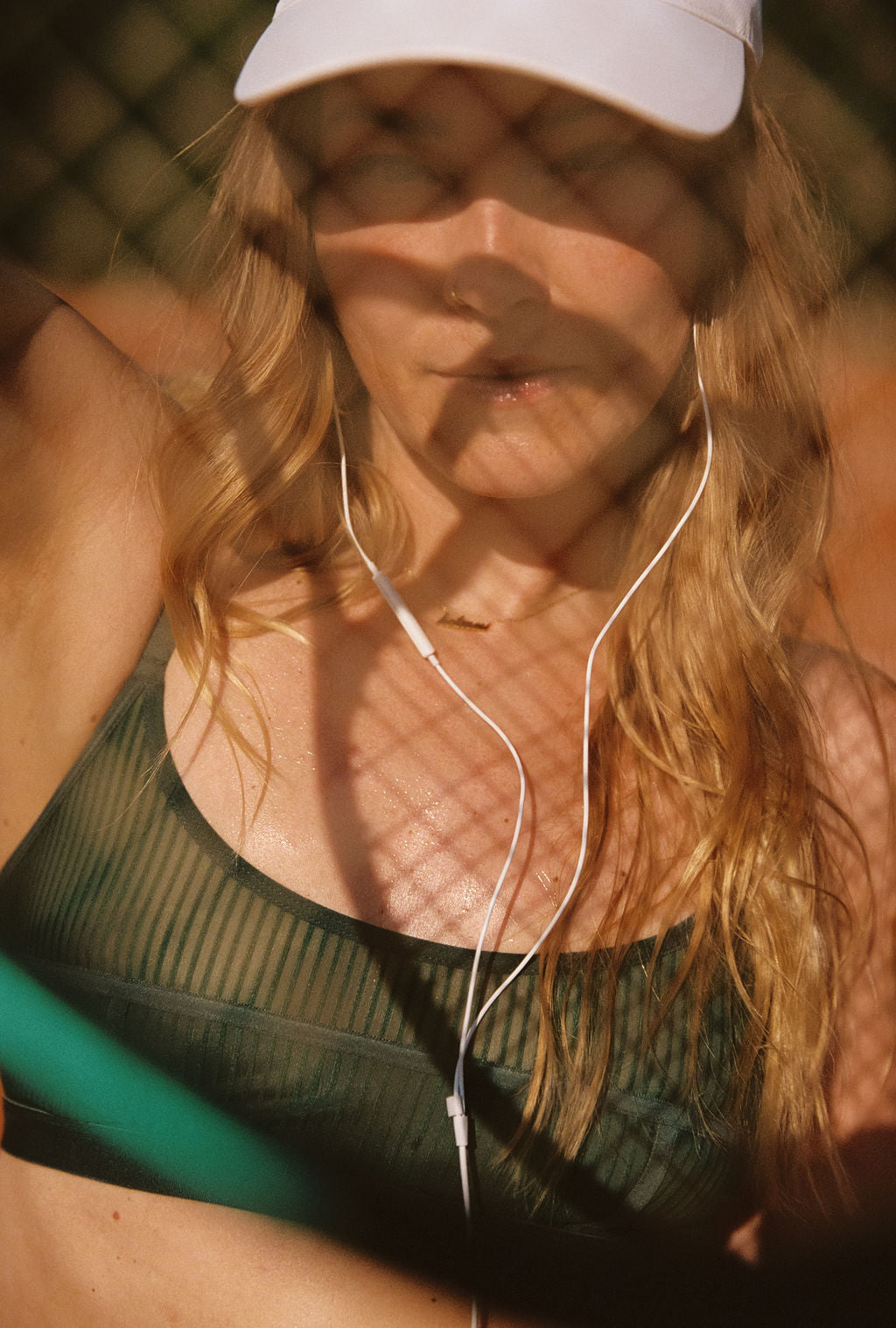 geraldine kemper tennis foto met oortjes en petje en groene lingerie top
